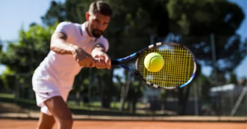 Zagrywka w tenisie - poznaj prawidłową nazwę i zasady jej wykonania