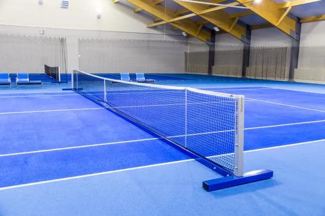 Co jest potrzebne do gry w tenisa ziemnego: kompletna lista sprzętu 2025