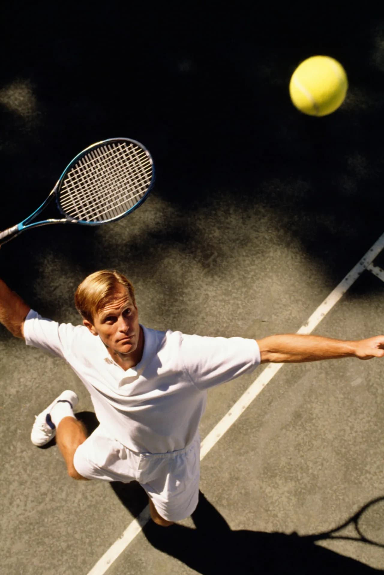 Jak poprawnie serwować w tenisie: unikaj błędów i opanuj techniki serwisu
