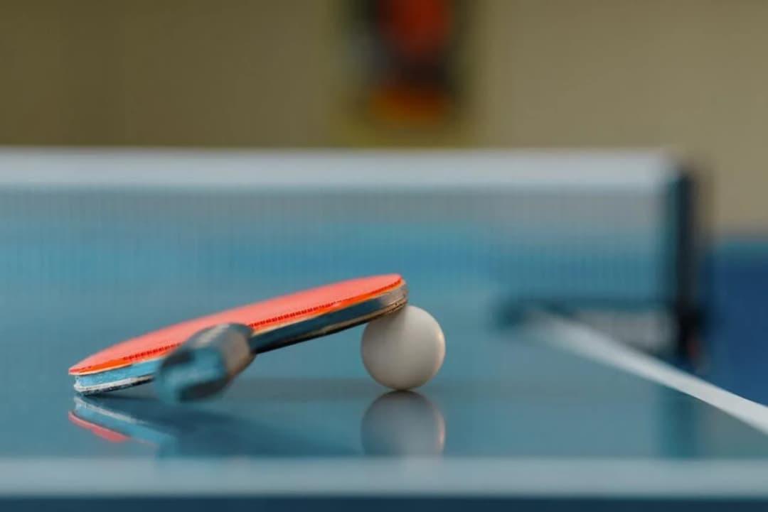 Jak grać w tenisa stołowego: proste zasady i skuteczne techniki dla początkujących