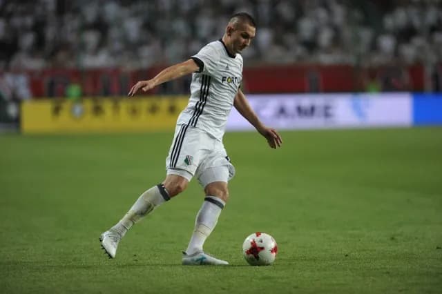 Zarobki piłkarzy w polskiej lidze. Ile naprawdę zarabiają gwiazdy futbolu?