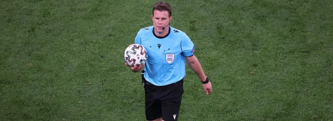 Ile naprawdę zarabiają sędziowie piłkarscy? Mrożąca krew w żyłach prawda o ich dochodach