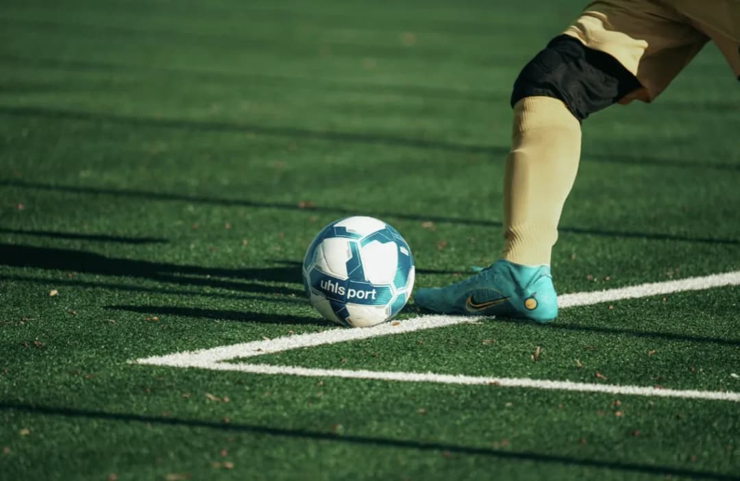 Rzuty z autu, rożne i bramkowe – co mówią przepisy?