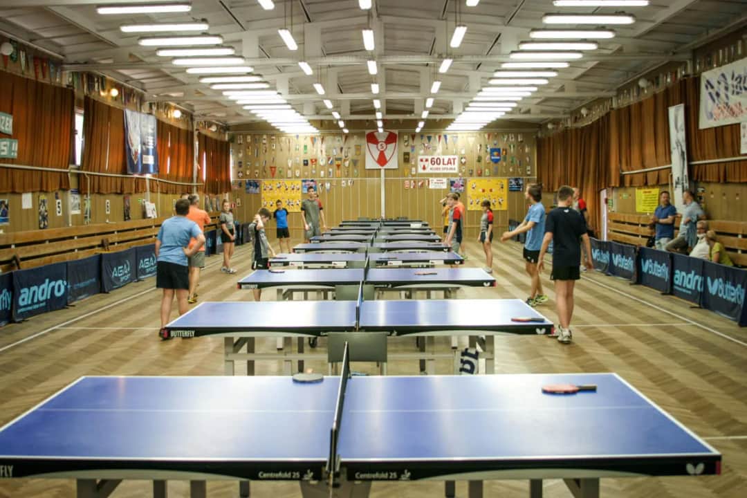 Gdzie grać w tenisa stołowego w Warszawie? Najlepsze miejsca i porady dla graczy