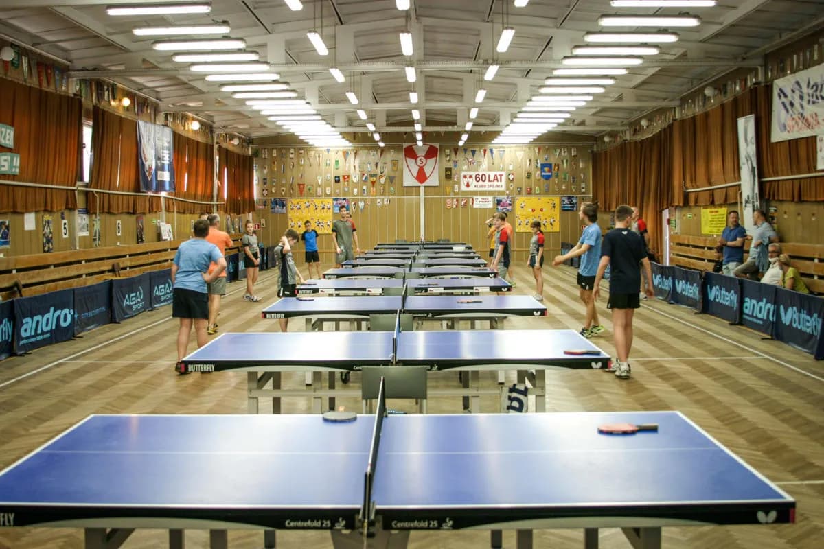 Gdzie grać w tenisa stołowego w Warszawie? Najlepsze miejsca i porady dla graczy