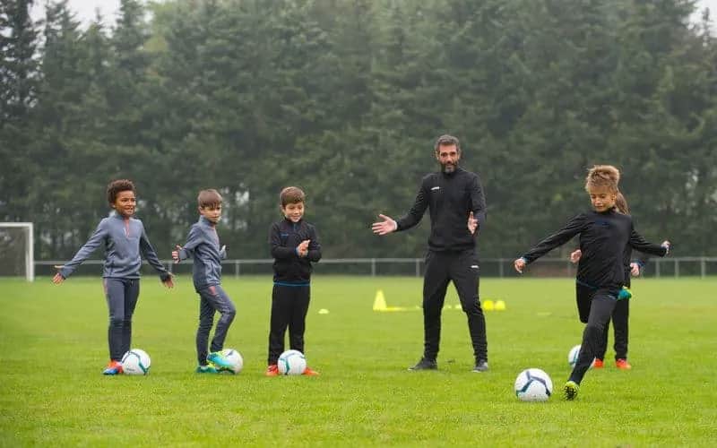 Jak ubrać dziecko na trening piłkarski zimą, by uniknąć przeziębienia i zapewnić komfort