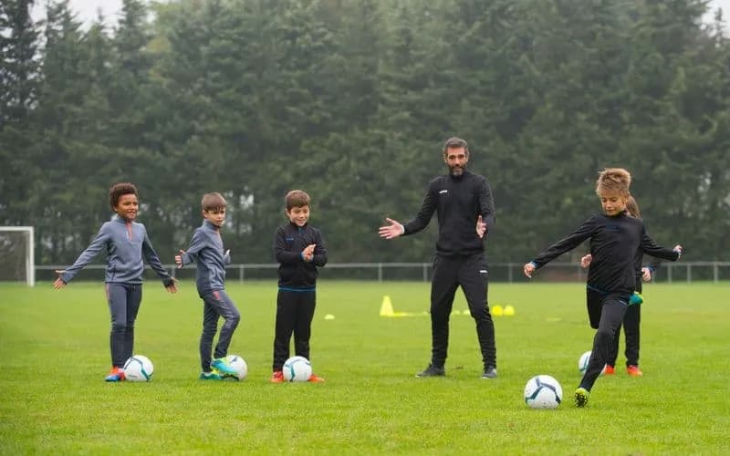 Jak ubrać dziecko na trening piłkarski zimą, by uniknąć przeziębienia i zapewnić komfort
